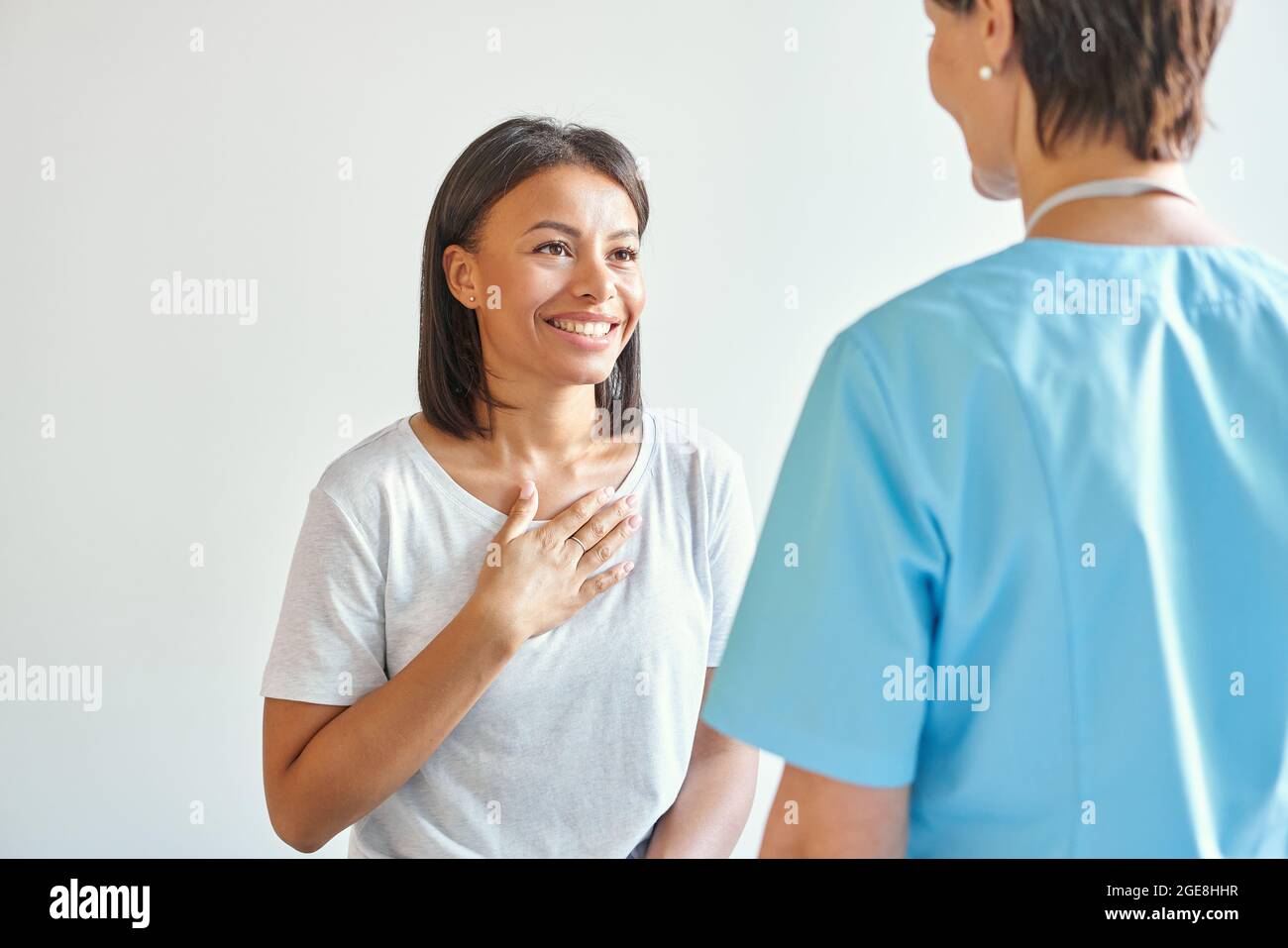 Glücklich dankbar afro amerikanische junge Frau Patient dankt Arzt für professionelle Beratung Stockfoto