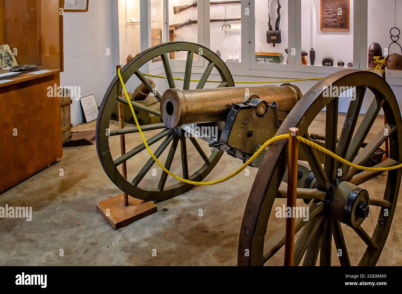 Waffen und Waffen aus dem Bürgerkrieg sind im Fort Gaines Museum am 12. August 2021 in Dauphin Island, Alabama, ausgestellt. Stockfoto