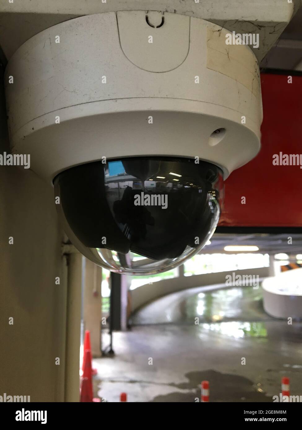 CCTV im Parkgebäude.Type Speed ​​Dome PTZ,Pan,Tilt,Zoom wird verwendet, um an wichtigen Stellen zu installieren Stockfoto