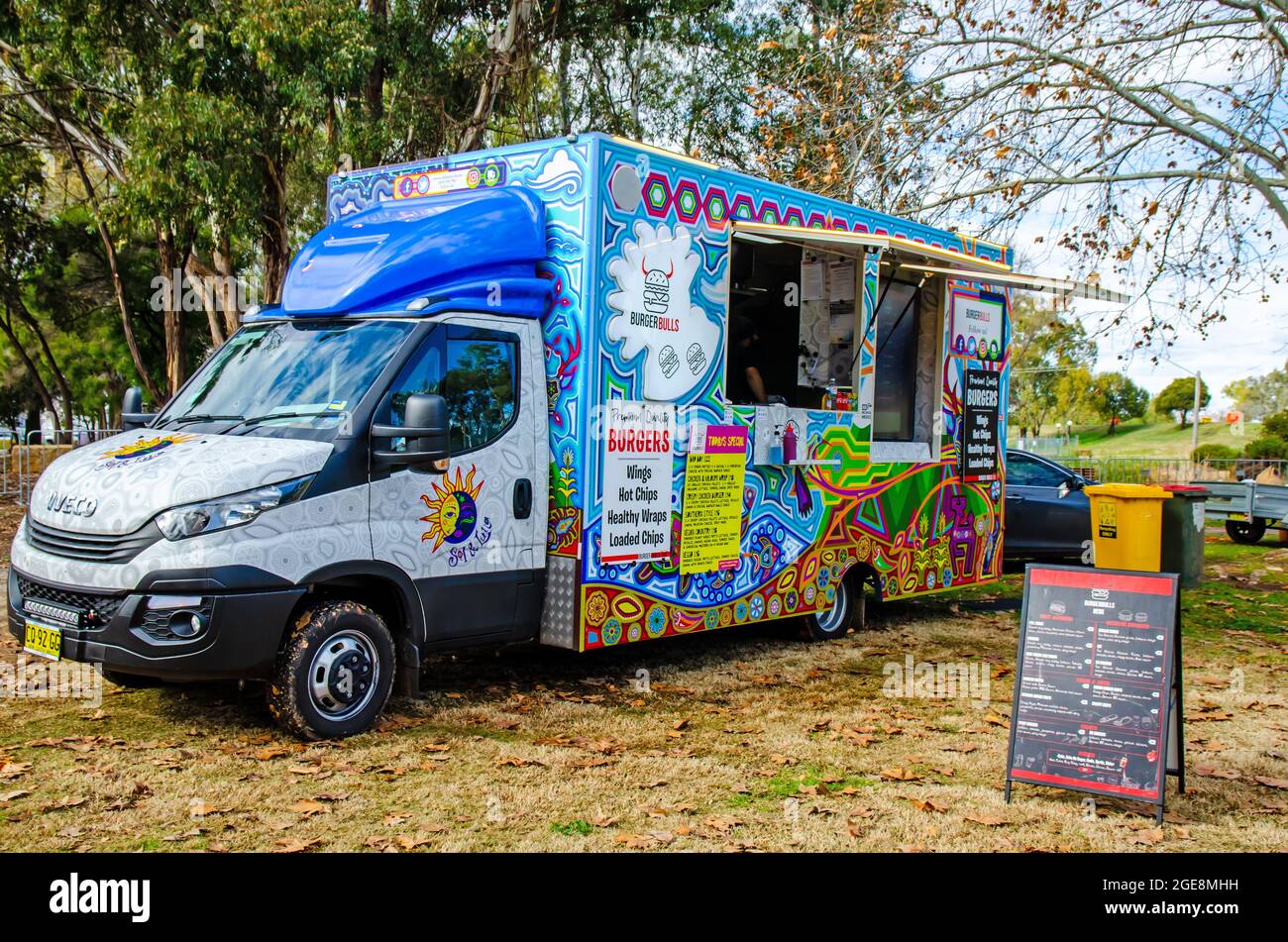 Farbenfroher mobiler Snack-Food-Truck beim multikulturellen Food-Festival von Tamworth. Stockfoto