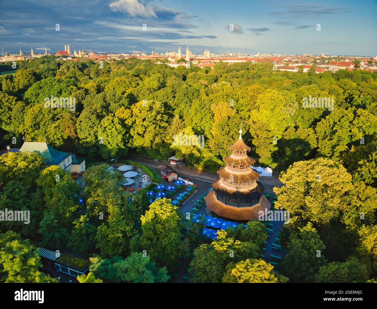 MÜNCHEN, DEUTSCHLAND - 17. Aug 2021: Luftaufnahme des chinesischen Turms im englischen Garten münchen. Das historische Gebäude ist ein beliebter Biergarten im Central Park von b Stockfoto