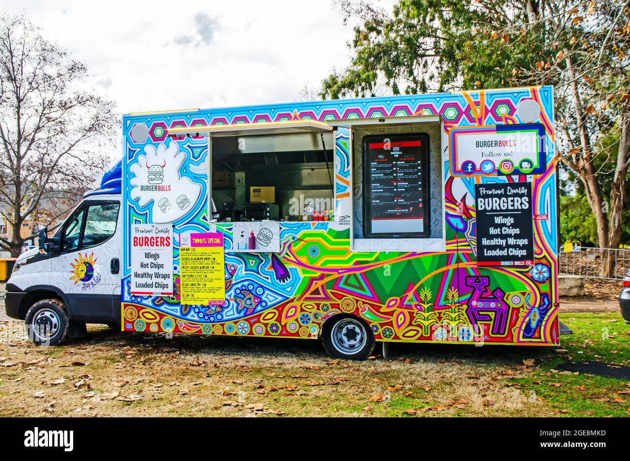 Colouurful Iveco Snack Food Truck beim Tamworth Multicultural Food Festival. Stockfoto