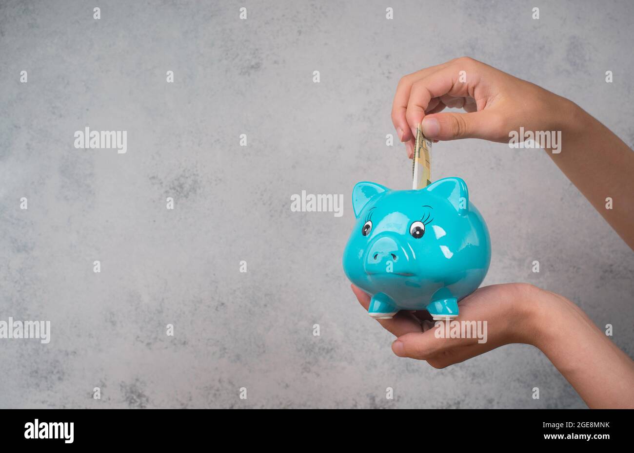 Geld In Ein Blaues Sparschwein Stecken Leeren Textraum Fur Text Stockfotografie Alamy