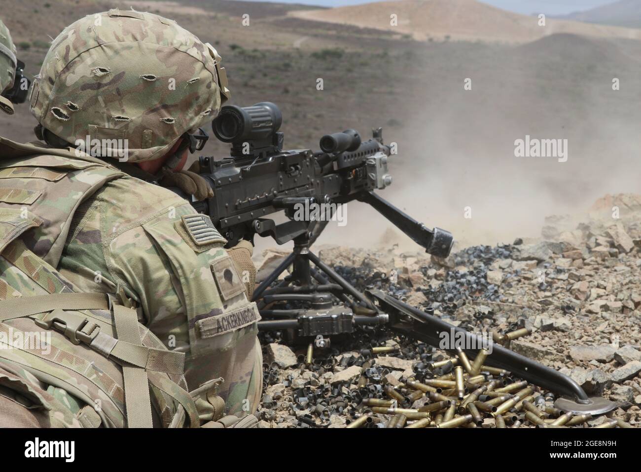 Soldaten der US-Armee, die verschiedenen Unternehmen der Task Force Iron Grey zur Unterstützung der Combined Joint Task Force-Horn of Africa (CJTF-HOA) zugewiesen wurden, Und französische Soldaten, die dem 5. Überseeischen Interarmregiment (5e RIAOM) zugewiesen wurden, nahmen an einer gemeinsamen Übung mit kombinierten Waffen im Rahmen eines Live-Feuer-Trainings im Dschibutischen Bergkomplex, Dschibuti, am 11. August 2021 Teil. Diese gemeinsame Trainingseinheit ermöglichte es sowohl französischen als auch US-amerikanischen Streitkräften, zusammenzuarbeiten, um regionale Zusammenarbeit aufzubauen und die Kampftruppen jeder Nation zu verbessern. Die CJTF-HOA, die von Camp Lemonnier, Dschibuti, aus operiert, trainiert regelmäßig mit Alli und arbeitet mit dieser zusammen Stockfoto