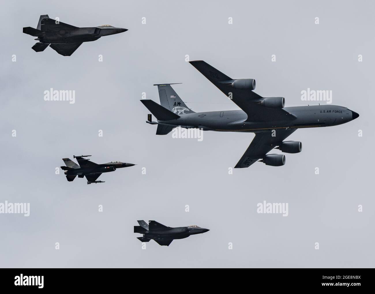 Ein F22 Raptor der USLuftwaffe, F16 Fighting Falcon, F35A Lightning