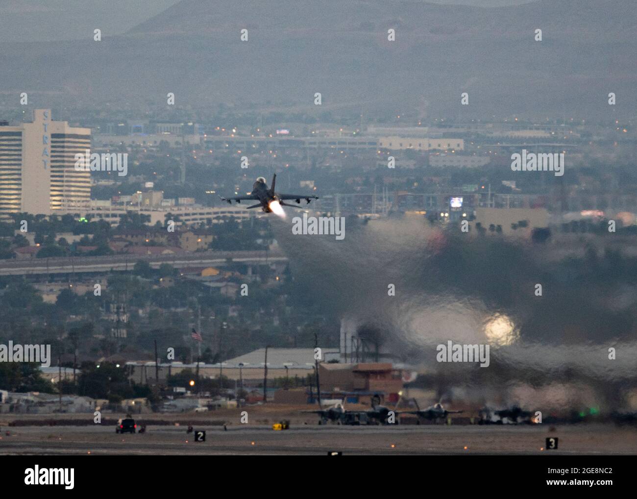 Eine F-16 Fighting Falcon hebt während der Red Flag 21-3 auf der Nellis Air Force Base, Nevada, am 5. August 2021 ab. Die F-16 Fighting Falcon ist ein kompaktes, vielrollenfähiges Kampfflugzeug, das sich sehr wendig bewegt und sich in Luft-Luft-Kämpfen und Luft-zu-Oberfläche-Angriffen bewährt hat. (USA Foto der Luftwaffe von Staff Sgt. Dylan Murakami) Stockfoto