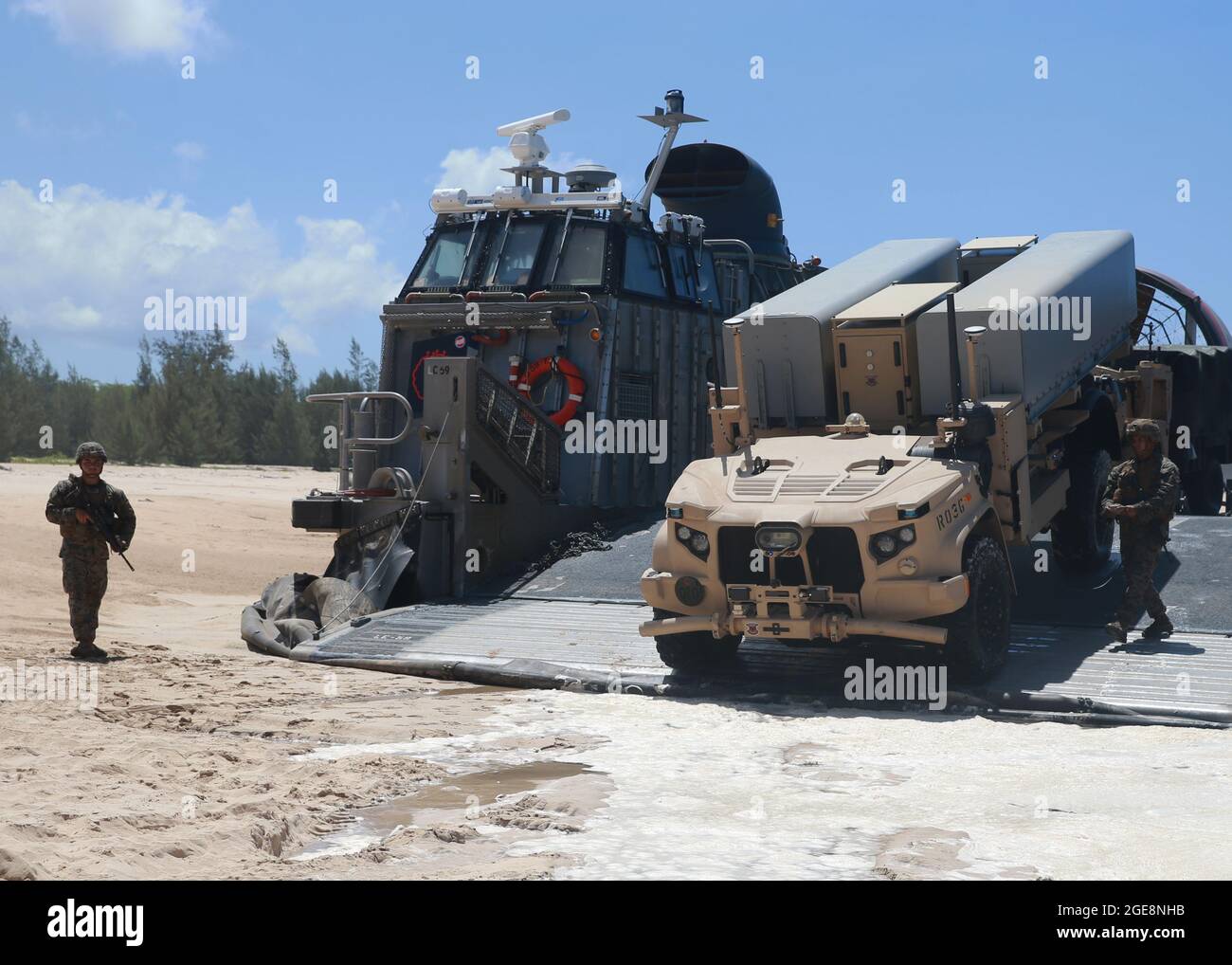 Artillery Marines vom 1. Bataillon, 12. Marines begleiten einen Trägerrakete des Marine Expeditionary Ship Interdiction System an Bord der Pacific Missile Range Facility Barking Sands, Hawaii, 16. August 2021. Die Marineinfanteristen von 1/12 schlugen am 15. August 2021 ein Marinezielschiff mit zwei Naval-Strike-Raketen an, die 100 Seemeilen entfernt flogen, bevor sie ihre Spuren fanden. Die Live-Feuer-Sinkübung war Teil der groß angelegten Übung 2021, bei der 25,000 Marineinfanteristen und Matrosen aus fünf nummerierten Flotten und alle drei Marine Expeditionary Forces in einem globalen Vollspektrum-Szenario zusammenarbeiten. Marin Stockfoto