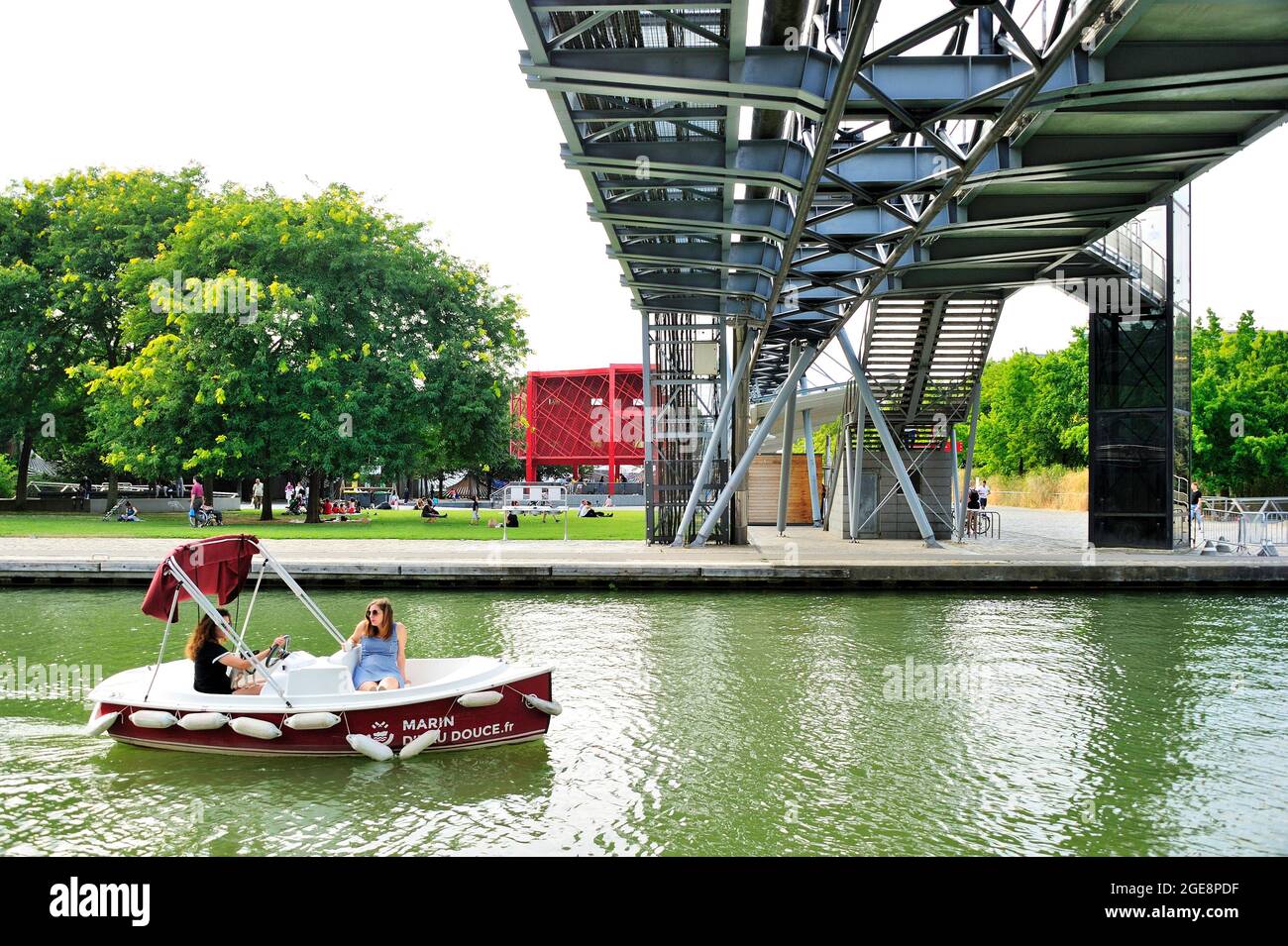 FRANKREICH, PARIS (75) 19. ARRONDISSEMENT, PARK LA VILLETTE, MARIN D'EAU DOUCE, ELEKTROBOOT ZUR MIETE AUF DEM CANAL DE L'OURCQ Stockfoto