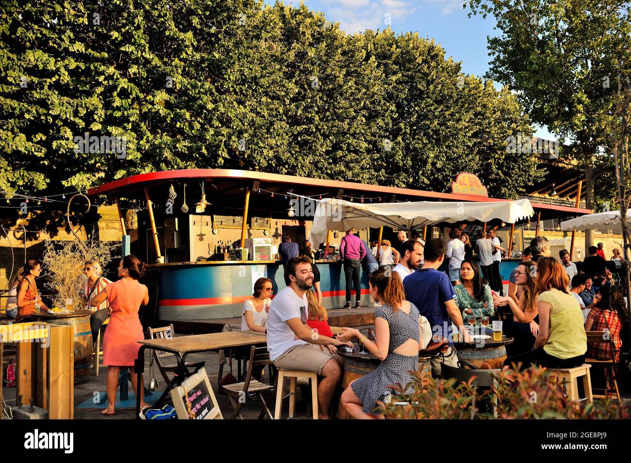 FRANKREICH, PARIS (75) 7. ARRONDISSEMENT, TOUR EIFFEL, DIE BERGE DER SEINE, GUINGUETTE LE BAL DE LA MARINE LIVE-MUSIK-BAR UND RESTAURANT Stockfoto