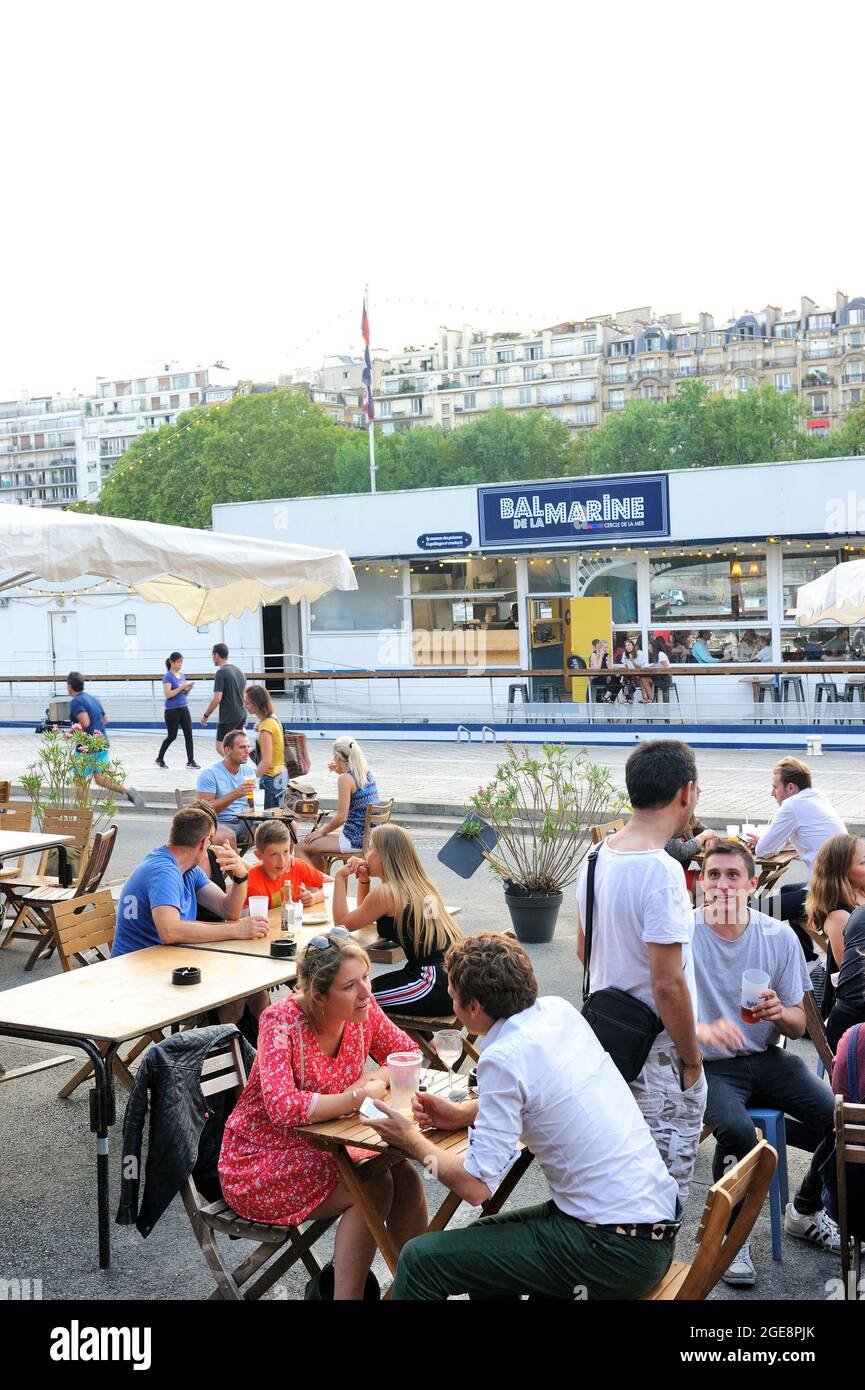 FRANKREICH, PARIS (75) 7. ARRONDISSEMENT, TOUR EIFFEL, DIE BERGE DER SEINE, GUINGUETTE LE BAL DE LA MARINE LIVE-MUSIK-BAR UND RESTAURANT Stockfoto