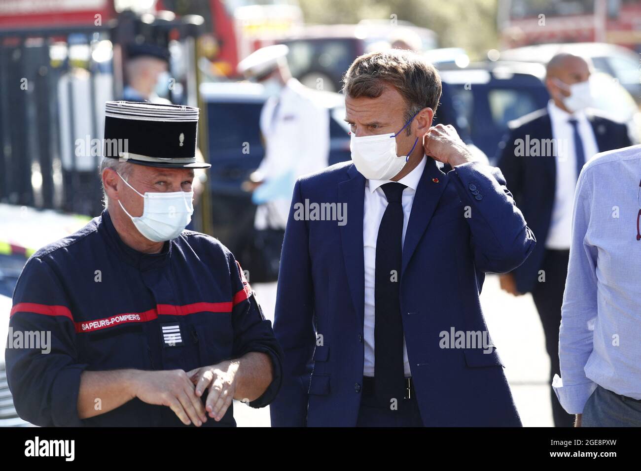 Der französische Präsident Emmanuel Macron (C), besucht den DEZA (Feuerwehr- und Rettungsdienst) und das Feuerwehrquartier in Le Luc, in der Nähe von Saint-Tropez, Frankreich, 17. August 2021. Feuerwehrleute kämpfen gegen Waldbrände und Tausende von Bewohnern werden in der Gegend um St. Tropez evakuiert. Foto von Guillaume Horcajuelo/Pool/ABACAPRESS.COM Stockfoto