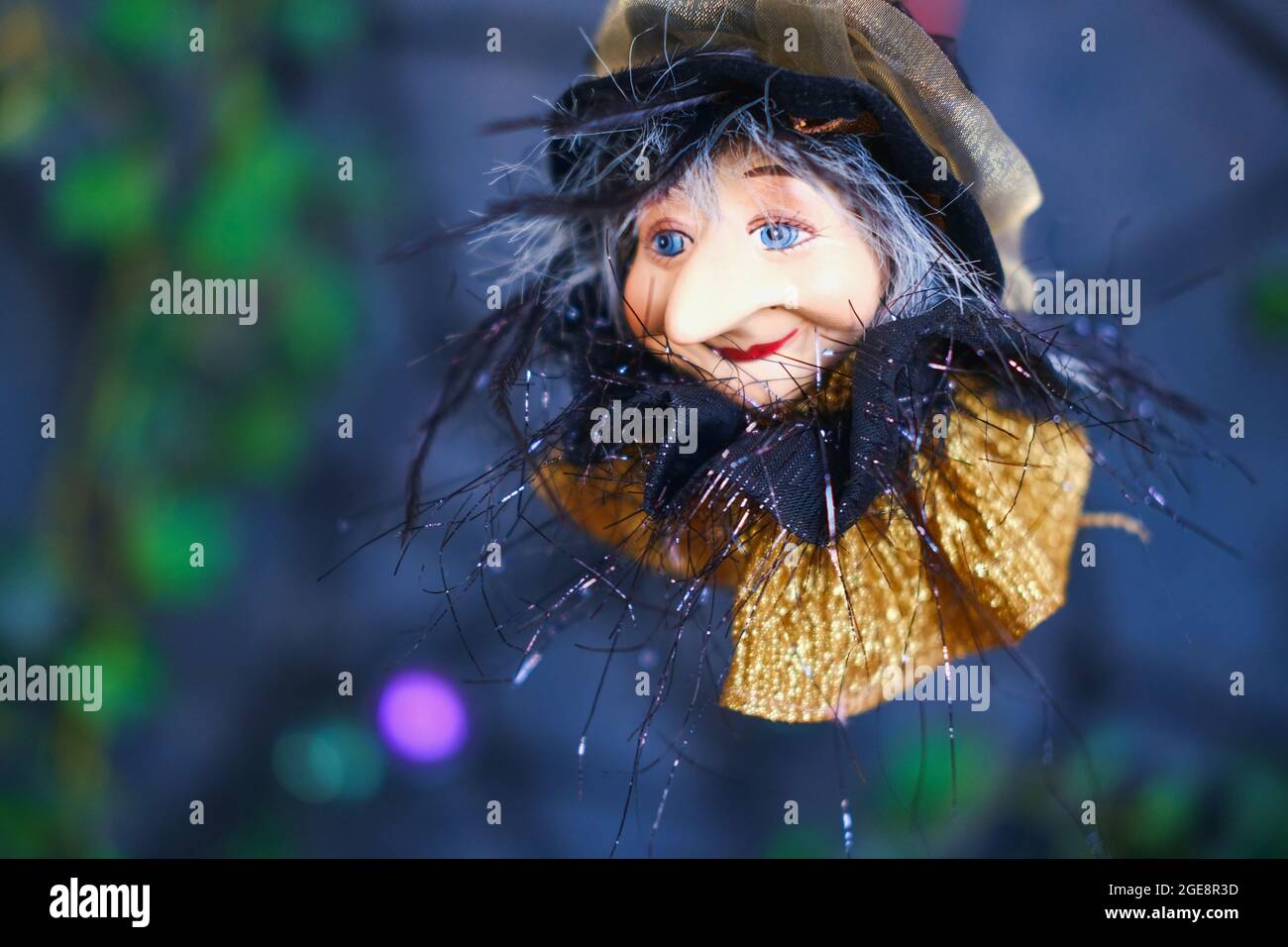 Fliegende alte Hexe mit Freundlichkeit Gesicht auf dunklen unscharfen Hintergrund.Konzept aller Heiligenabend. Halloween Urlaub Hintergrund Stockfoto