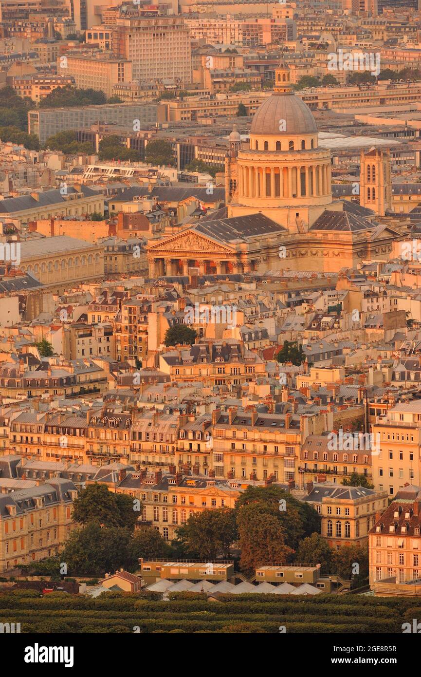 FRANKREICH, PARIS (75) 14. ARRONDISSEMENT, MONTPARNASSE-VIERTEL, BLICK AUF PARIS VON DER PANORAMATERRASSE DES MONTPARNASSE-TURMS, DES PANTHEONS Stockfoto