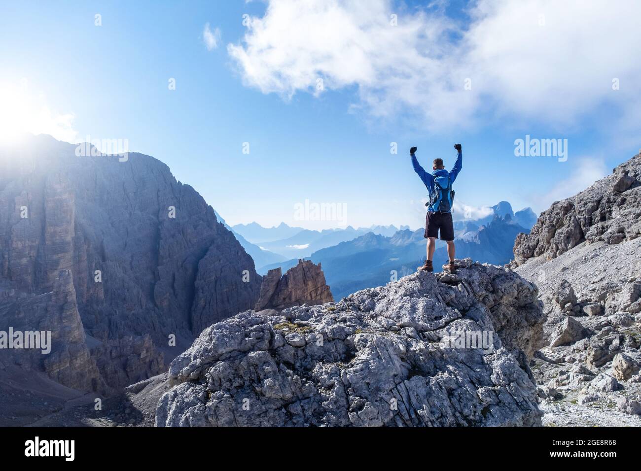 Erfolgreicher Wanderer mit erhobenen Armen auf einem Berg Stockfoto