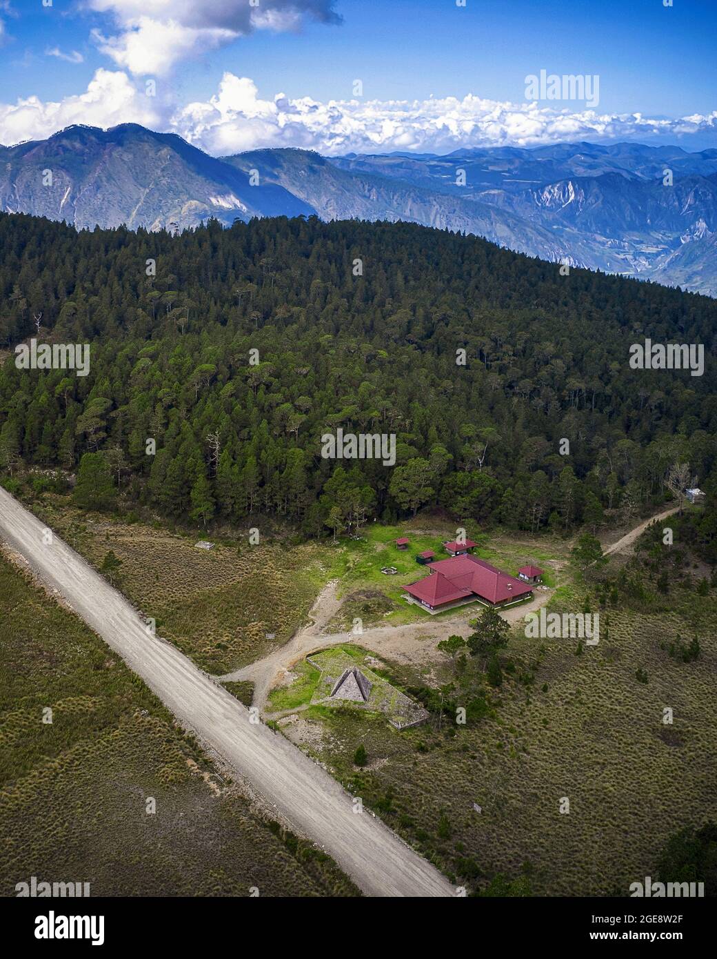 Red Cottages umgeben von Wäldern und Hügeln in San Pedro De Macoris, der Dominikanischen Republik Stockfoto