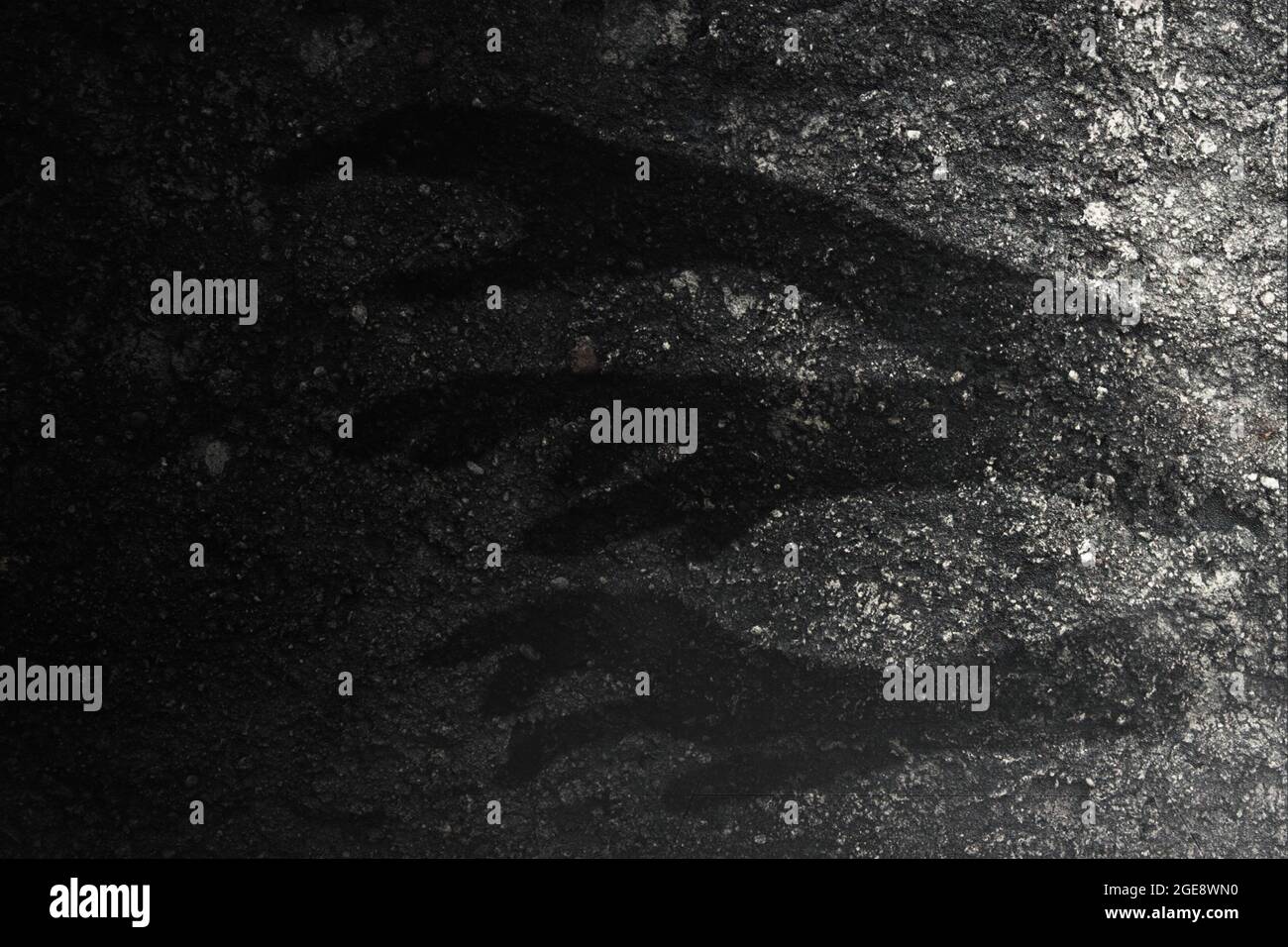 Silhouette von Zombie-Hände mit grunge Wand Hintergrund Stockfoto
