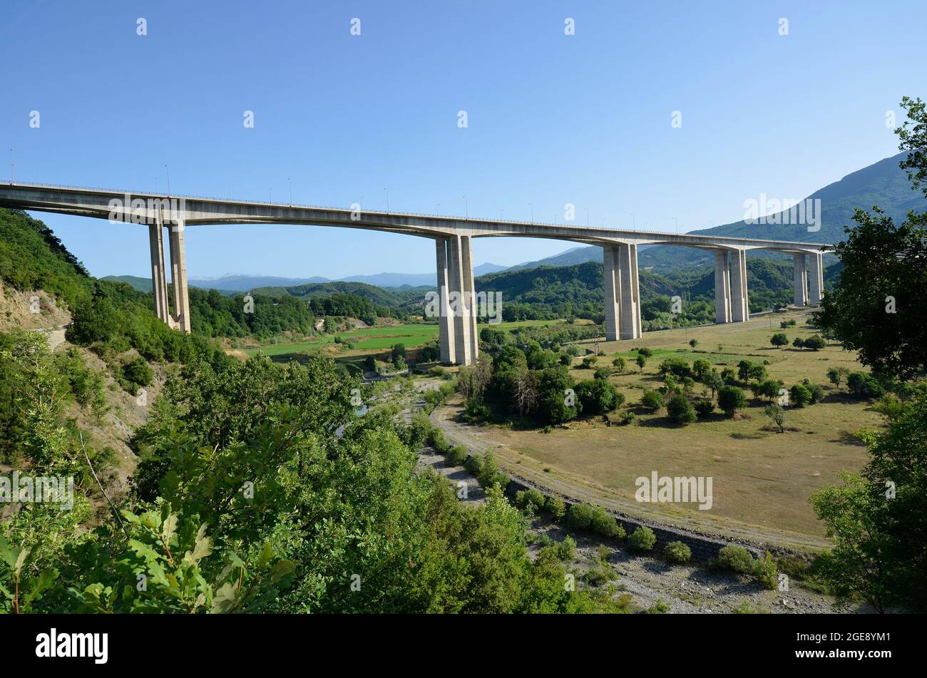 Griechenland, Autobahn über das Tal mit einer Brücke in der Nähe von Zagori Stockfoto