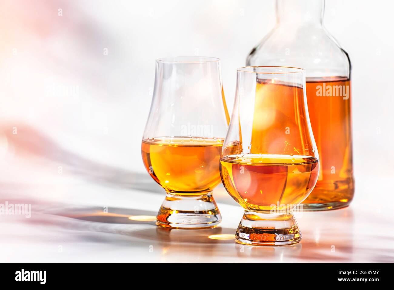 Scotch Whiskey in Spezialgläsern und Flasche, weißer Hintergrund mit negativem Raum Stockfoto