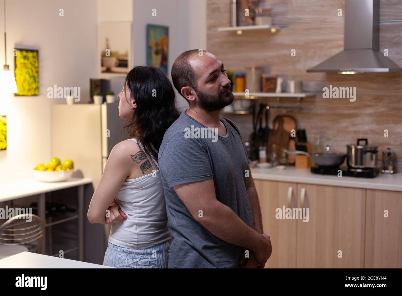 Kaukasisches Paar, das Eheprobleme hat und zu Hause kämpft. Wütender Mann und gereizte Frau in Beziehung streiten über Eifersucht unglücklich und frustriert über Skandal fühlen Stockfoto