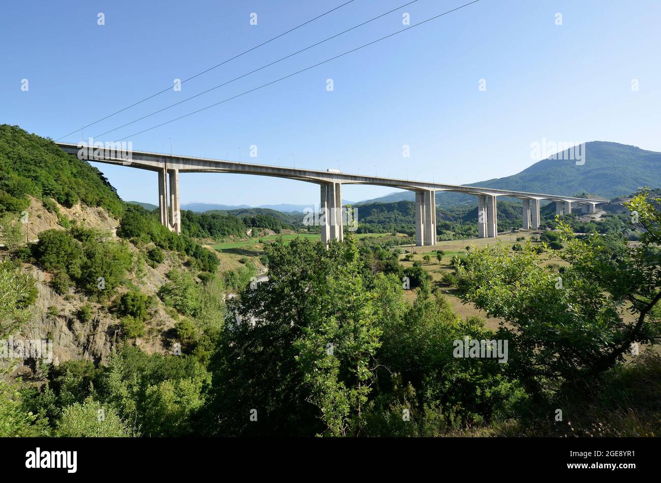 Griechenland, Autobahn über das Tal mit einer Brücke in der Nähe von Zagori Stockfoto