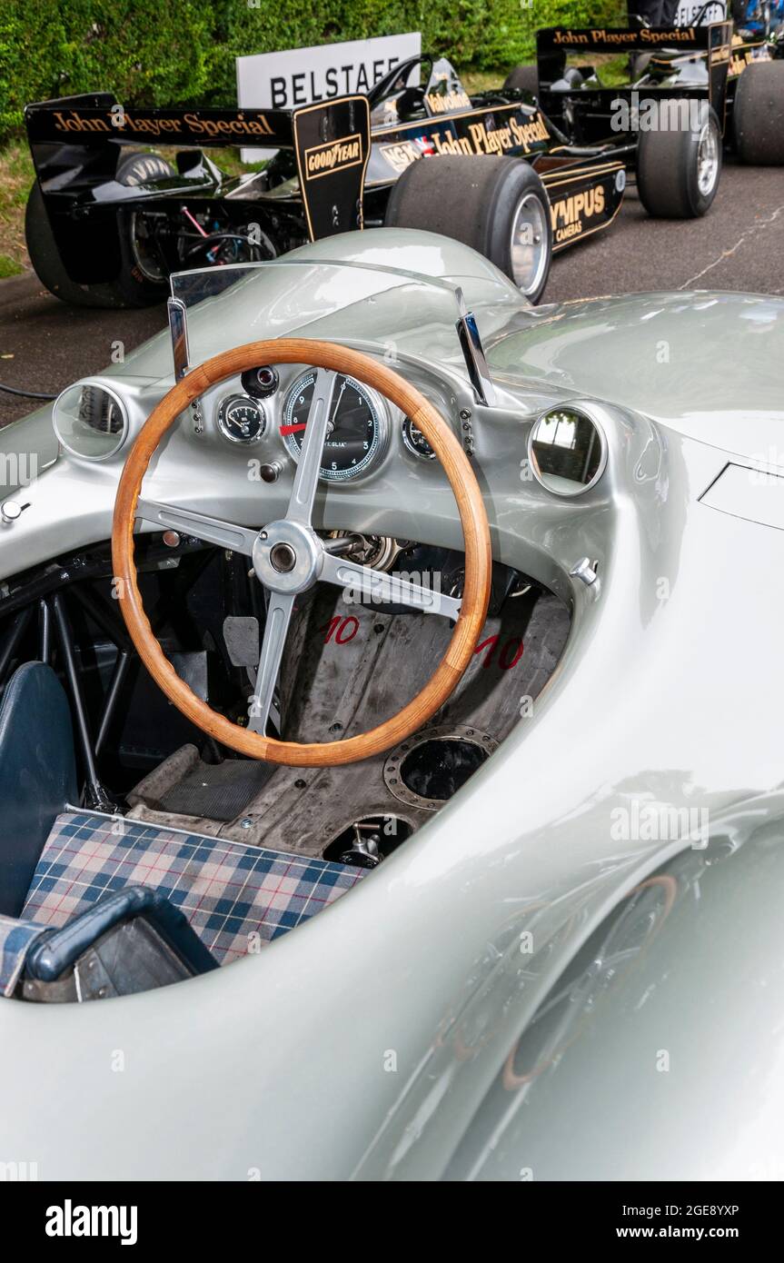 Cockpit des Mercedes Benz W196 R Streamliner Vintage Grand Prix Rennwagens beim Goodwood Festival of Speed Rennsport 2014. Lenkrad Stockfoto