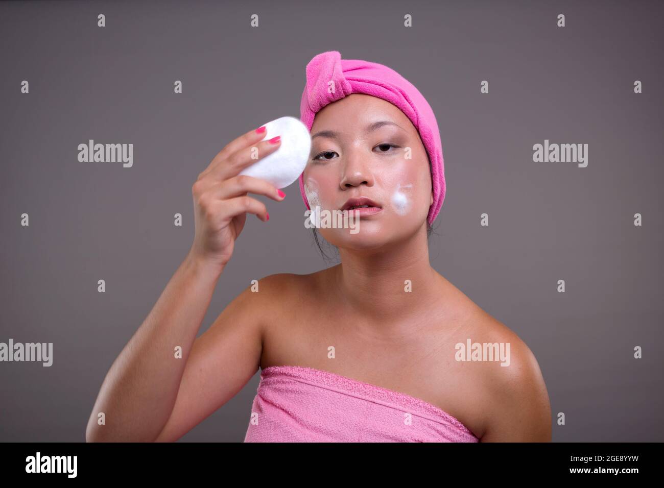 Junge chinesische Frau Hautpflege aus dem Hintergrund isoliert, Beauty-Konzept Stockfoto