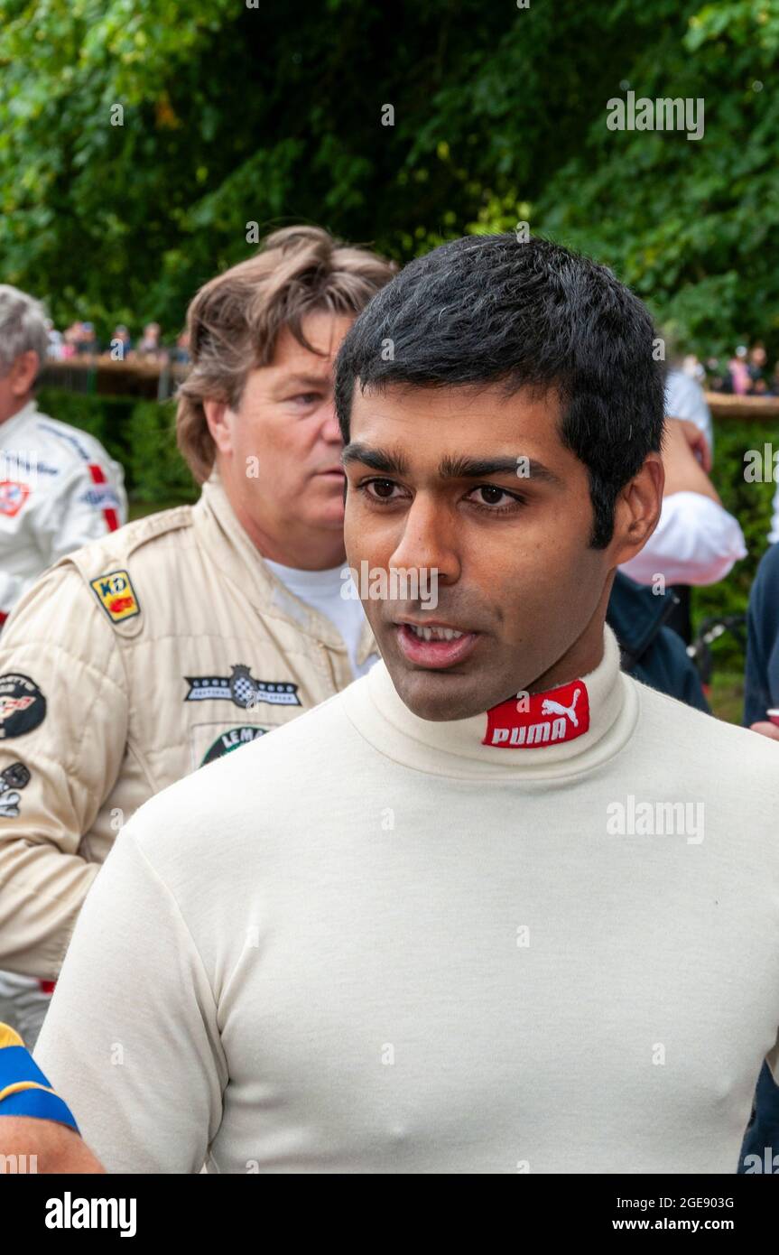 Karun Chandhok beim Goodwood Festival of Speed Autorennen Event 2014, bei dem er sich darauf vorbereitet, mit einem historischen Auto den Hügel hinauf zu fahren. Indischer Rennfahrer Stockfoto