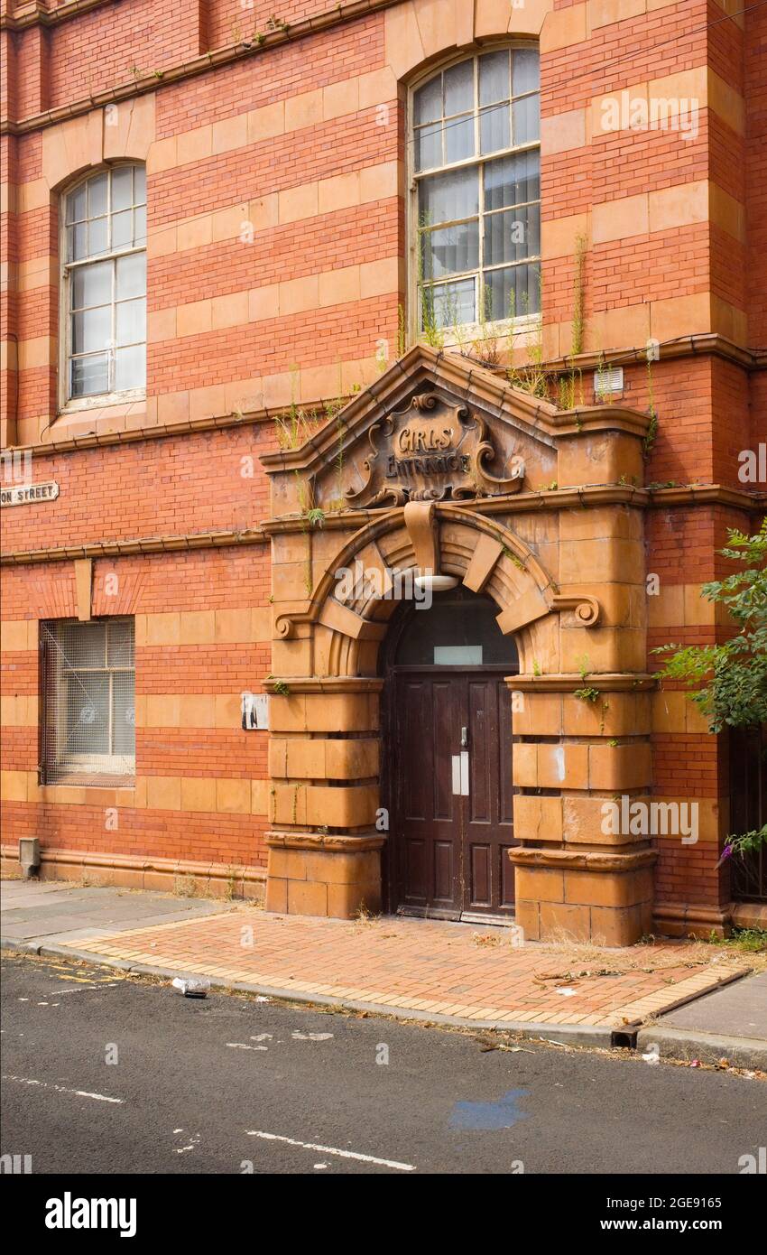 Gilrs Eingang zur ehemaligen Schule in der Conway Street, Birkenhead, Merseyside Stockfoto