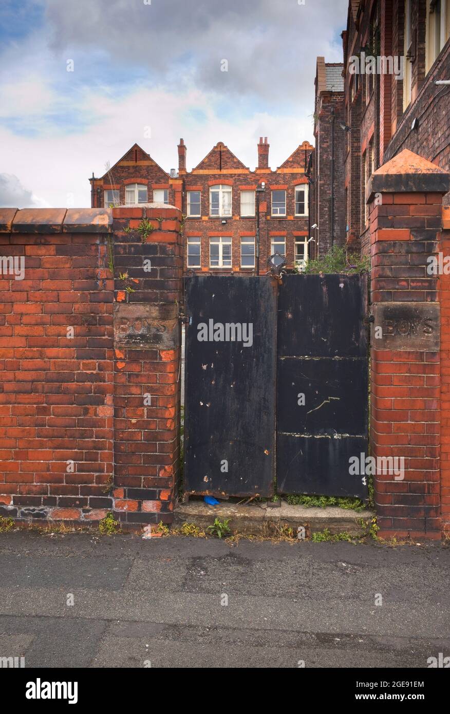 Eingang für Jungen zum Spielplatz in der ehemaligen Schule in der Conway Street, Birkenhead Stockfoto
