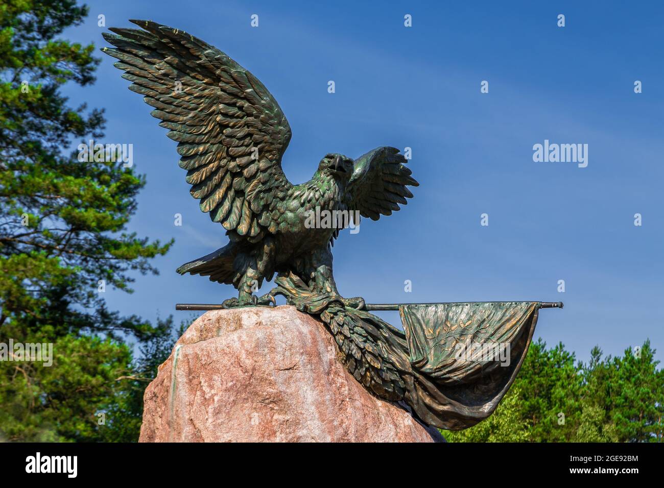 Bronze Vogel auf einem steinernen Sockel Stockfoto