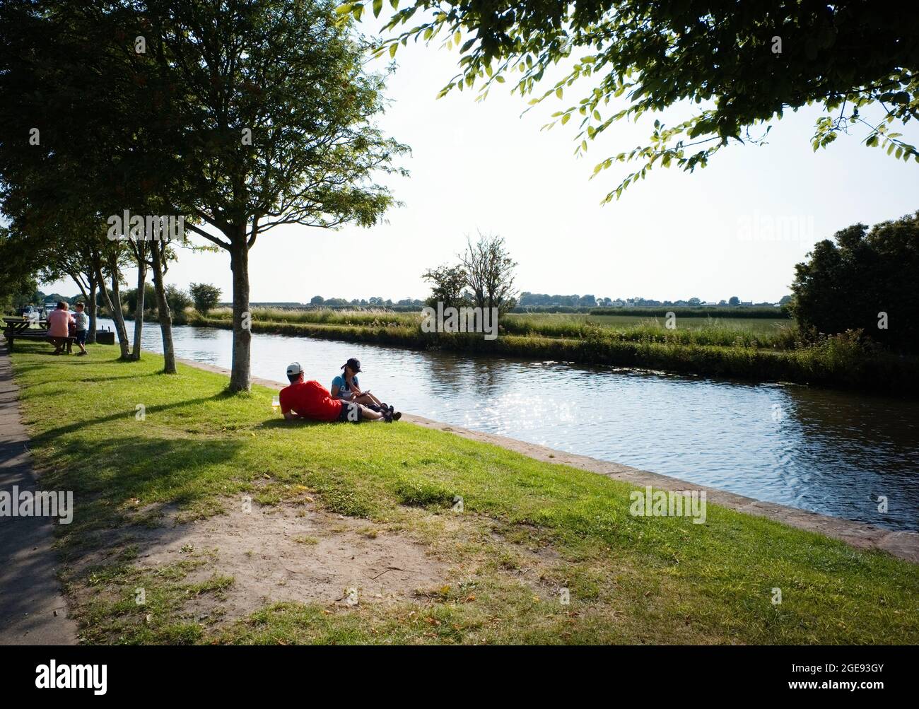 Der Leeds & Liverpool Kanal verläuft neben dem Saracens Head Pub in Halsall, Lancashire Stockfoto