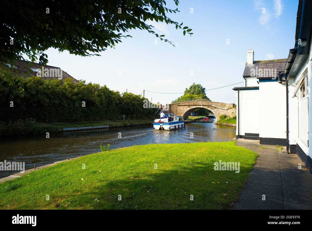 Der Leeds & Liverpool Kanal verläuft neben dem Saracens Head Pub in Halsall, Lancashire Stockfoto