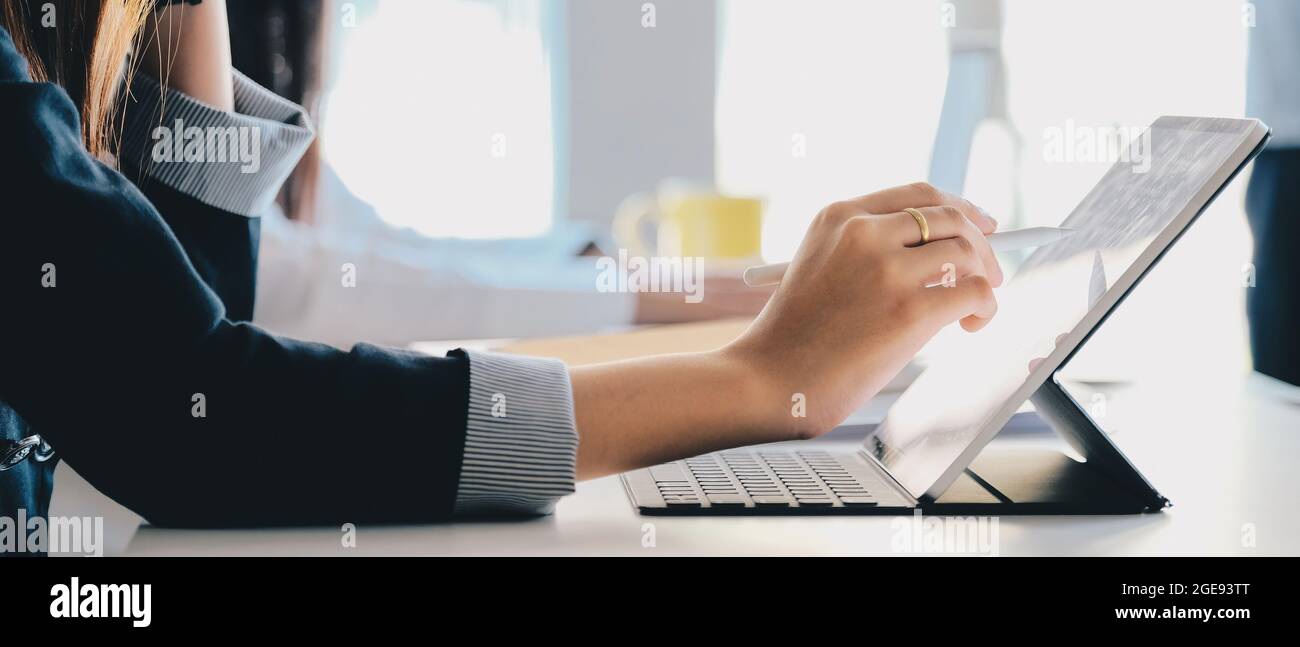 Nahaufnahme Hand der Frau Hand hält Stift Stift Schreiben auf digitalen Tablet-Computer Stockfoto