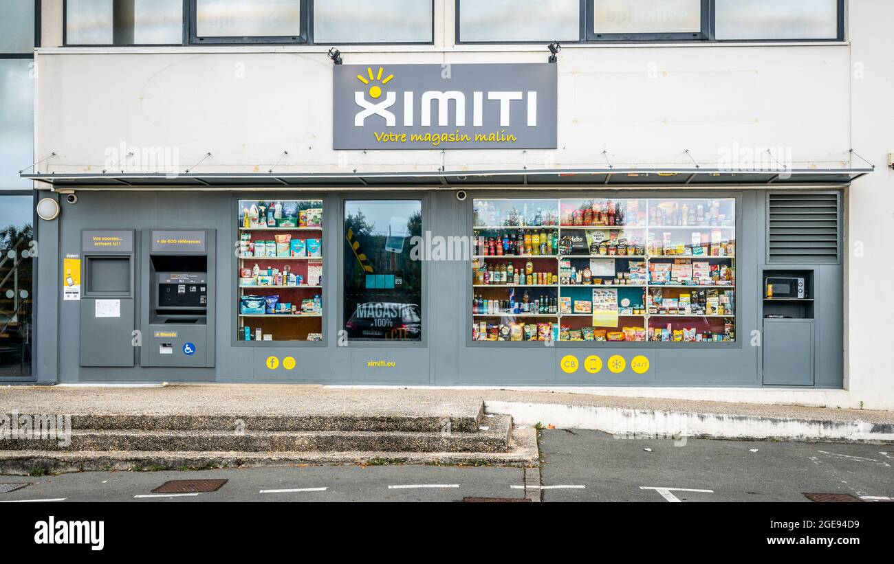 31 July 2021 , La Rochelle Frankreich : Ximiti automatische Convenience Store Vorderansicht ein 24/7 smart Shop in Frankreich Stockfoto