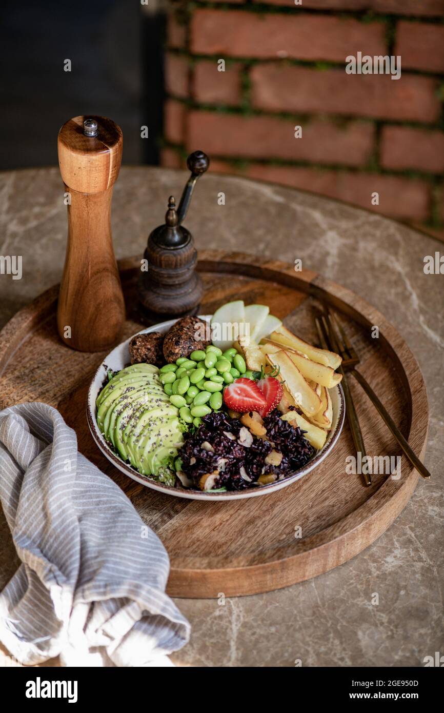 Gesunde vegane Falafel, Edamame, Avocado und braune Reisschüssel Stockfoto