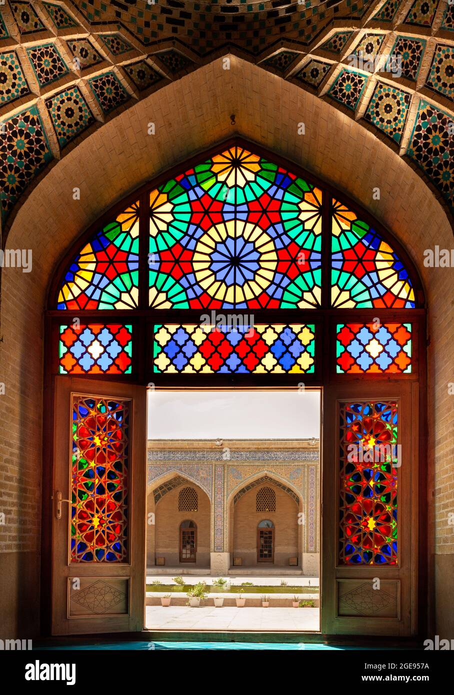 Shiraz, Iran,16. juli 2021 in Nasir ol Molk oder rosa Moschee, eine sehr berühmte und schöne traditionelle Moschee in Shiraz, Iran. Ornamente in Nasir ol Stockfoto