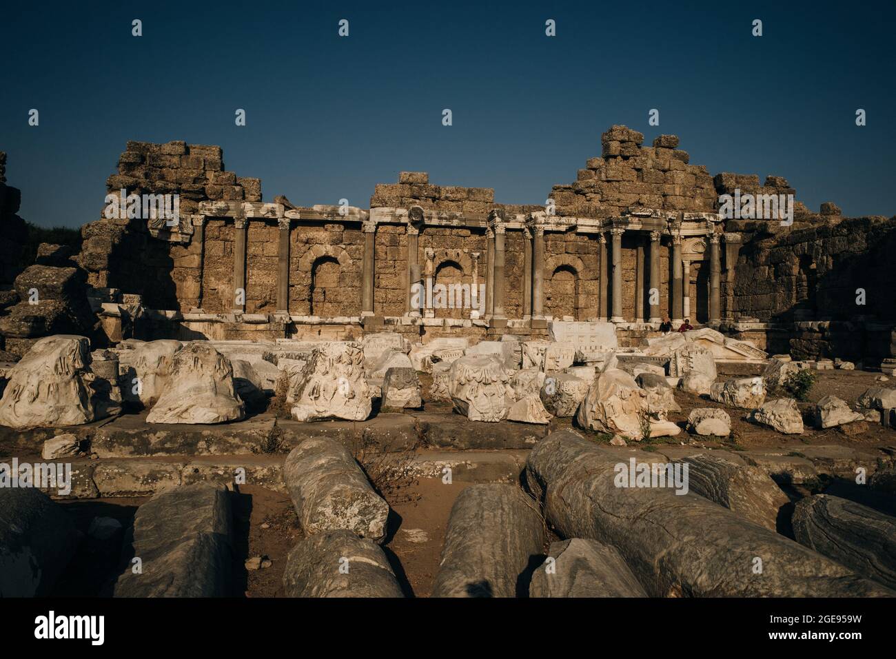 Ruinen von Agora, alte Stadt in Side an einem schönen Sommertag, Antalya, Türkei. Hochwertige Fotos Stockfoto