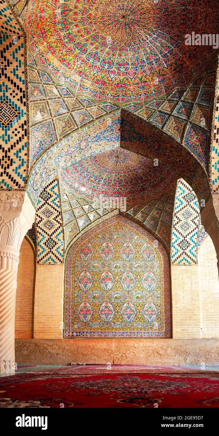 Shiraz, Iran,16. juli 2021 in Nasir ol Molk oder rosa Moschee, eine sehr berühmte und schöne traditionelle Moschee in Shiraz, Iran. Ornamente in Nasir ol Stockfoto