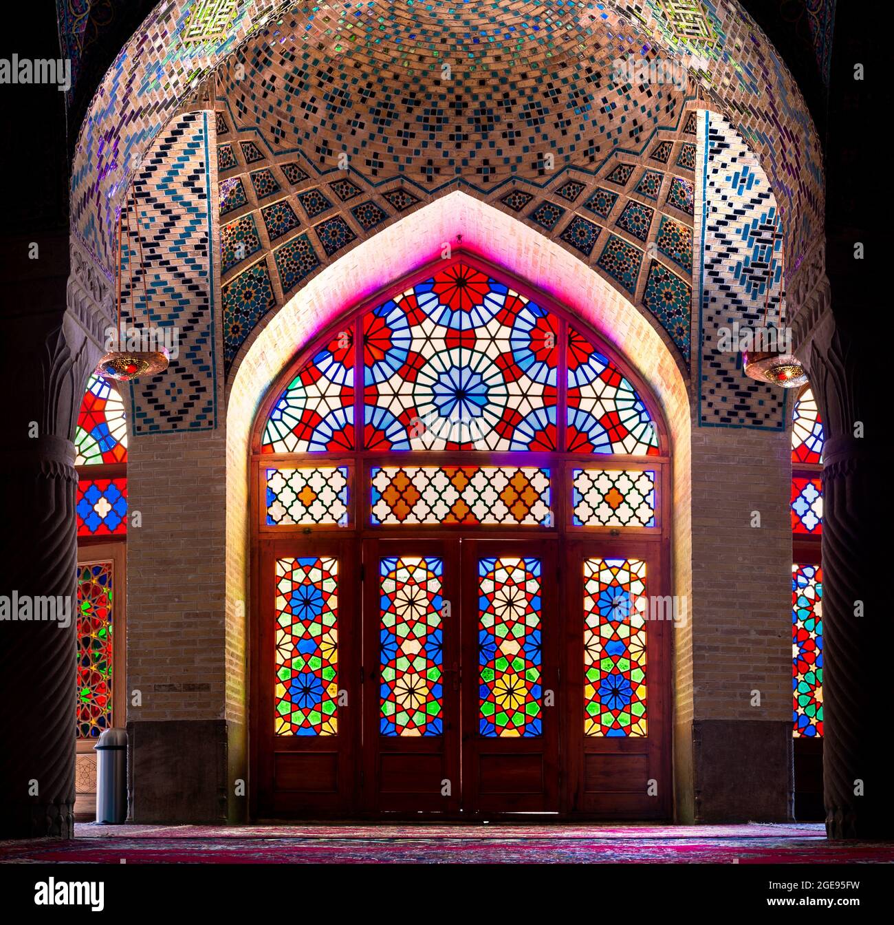 Shiraz, Iran,16. juli 2021 in Nasir ol Molk oder rosa Moschee, eine sehr berühmte und schöne traditionelle Moschee in Shiraz, Iran. Ornamente in Nasir ol Stockfoto