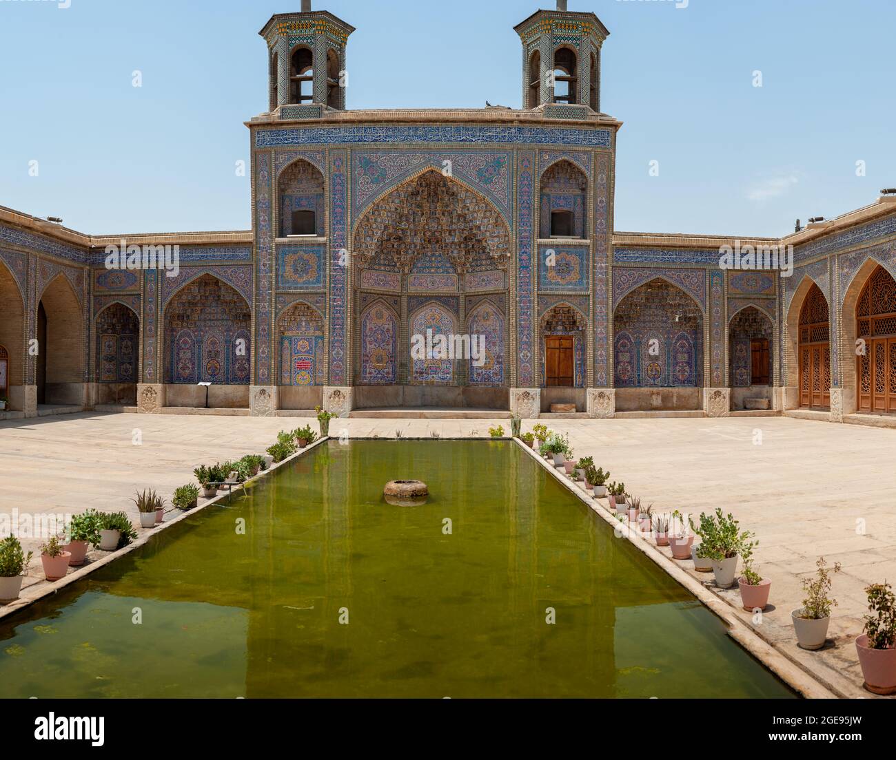 Shiraz, Iran,16. juli 2021 Nasir Al-Mulk Moschee in Shiraz, Iran, auch in der Populärkultur als Rosa Moschee bezeichnet. Es wurde 1888 erbaut und ist in per bekannt Stockfoto