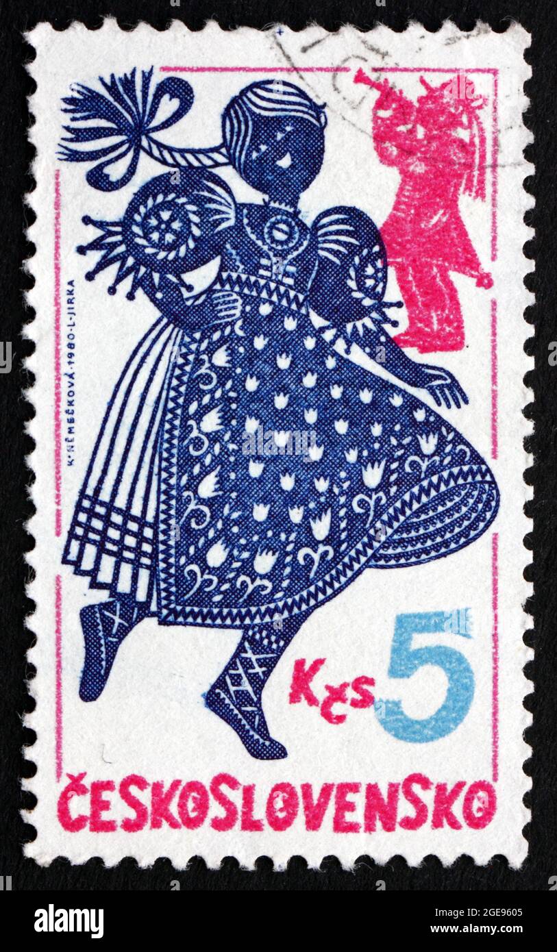 TSCHECHOSLOWAKEI - UM 1980: Eine in der Tschechoslowakei gedruckte Briefmarke zeigt walachischen Tanz, volkstümliche Character Stickereien, um 1980 Stockfoto