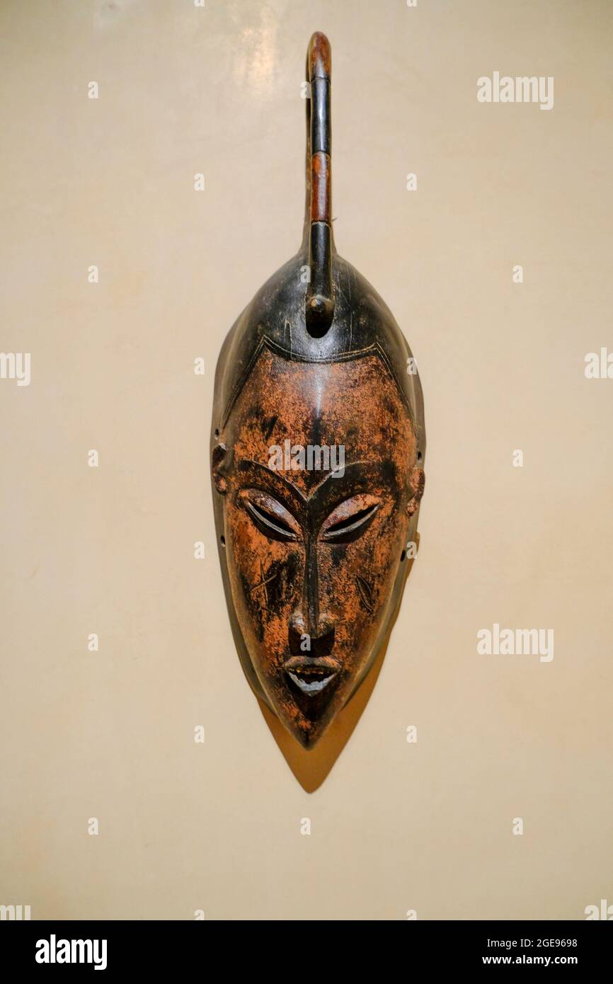 Parma, Italien: Afrikanische Maske auf weißer Wand aus der Nähe im Museum von Magnani Rocca Stockfoto