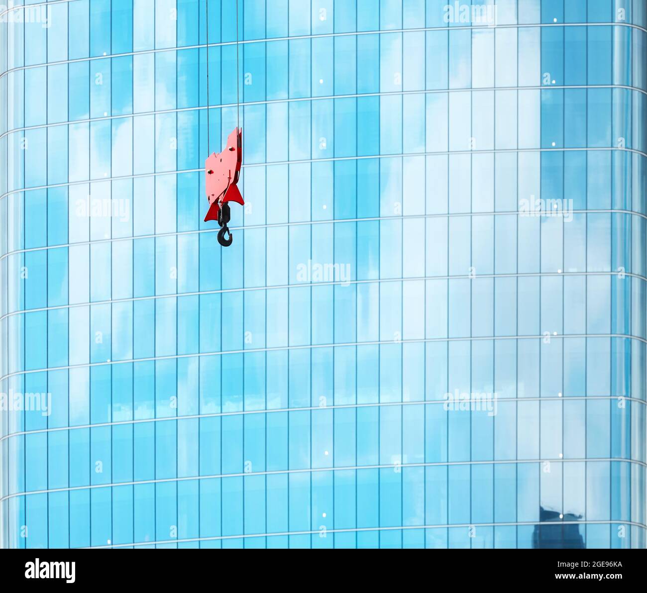 Kranhaken-Block vor einer Wolkenkratzer-Glasfassade, New York City, USA. Stockfoto
