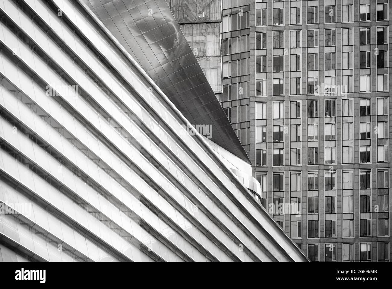 Schwarzweiß-Nahaufnahme der New Yorker Architektur, urbaner abstrakter Hintergrund, USA. Stockfoto