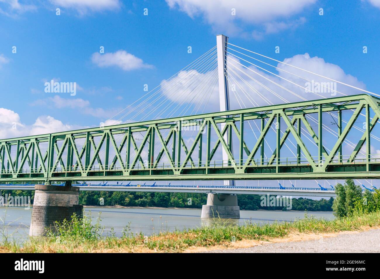 Neue Monostor-Brücke über die Donau in Komarom Ungarn Komarno Slowakei Stockfoto