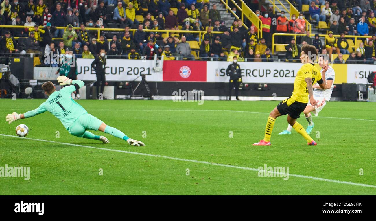 Dortmund, 17. August 2021, Robert LEWANDOWSKI, FC Barcelona 9 Punkte, schießt Tor, Treffer, 1-3, Gregor KOBEL, Torwart BVB Nr. 1, im Finale des DFL-Supercups BORUSSIA DORTMUND - FC BAYERN MÜNCHEN am 17. August 2021 in Dortmund, Deutschland Saison 2020/2021, BVB, München, München, Bayern © Peter Schatz / Alamy Live News - die DFL-VORSCHRIFTEN VERBIETEN DIE VERWENDUNG VON FOTOS als BILDSEQUENZEN und/oder QUASI-VIDEO - Stockfoto