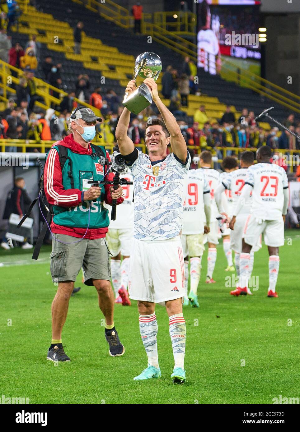 Robert LEWANDOWSKI, FCB 9 feiert den Sieg mit Trophäe im Finale des DFL-Supercups BORUSSIA DORTMUND - FC BAYERN MÜNCHEN 1-3 am 17. August 2021 in Dortmund, Deutschland Saison 2020/2021, BVB, München, München, Bayern © Peter Schatz / Alamy Live News - die DFL-VORSCHRIFTEN VERBIETEN DIE VERWENDUNG VON FOTOS als BILDSEQUENZEN und/oder QUASI-VIDEO - Stockfoto