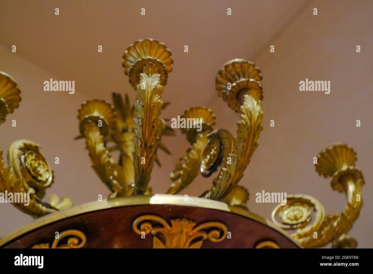 Klassischer goldener Kerzenhalter über der Decke aus nächster Nähe. Inneneinrichtung. Blitzgeräte Stockfoto