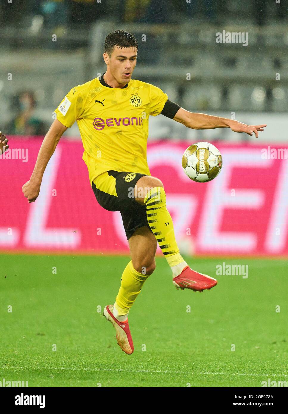 Giovanni Reyna, BVB 7 im Finale des DFL-Supercups BORUSSIA DORTMUND - FC BAYERN MÜNCHEN 1-3 am 17. August 2021 in Dortmund, Deutschland Saison 2020/2021, BVB, München, München, Bayern © Peter Schatz / Alamy Live News - die DFL-VORSCHRIFTEN VERBIETEN DIE VERWENDUNG VON FOTOS als BILDSEQUENZEN und/oder QUASI-VIDEO - Stockfoto