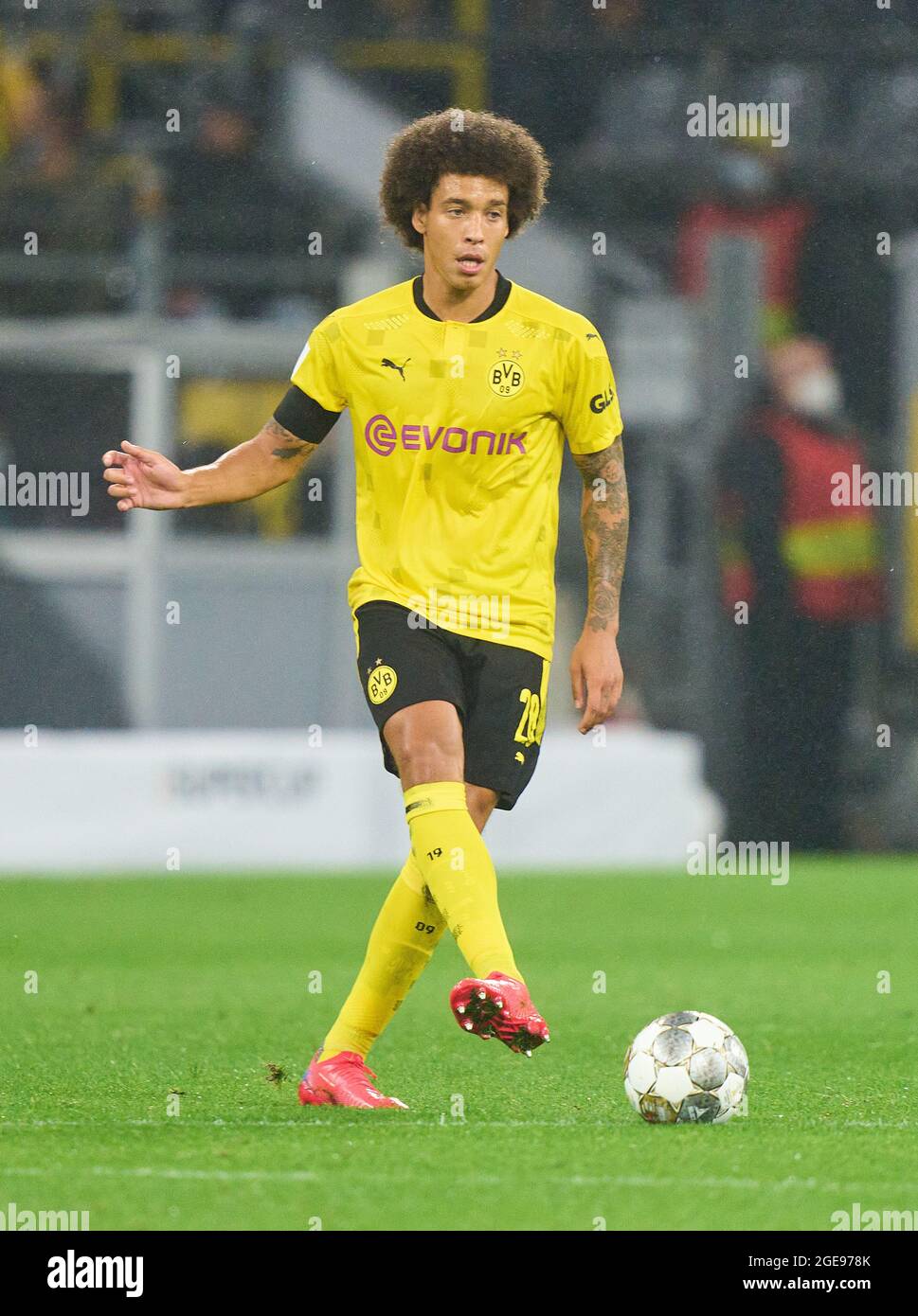 Axel WITSEL, BVB 28 im DFL-Supercup-Finale BORUSSIA DORTMUND - FC BAYERN MÜNCHEN 1-3 am 17. August 2021 in Dortmund, Deutschland Saison 2020/2021, BVB, München, München, Bayern © Peter Schatz / Alamy Live News - die DFL-VORSCHRIFTEN VERBIETEN DIE VERWENDUNG VON FOTOS als BILDSEQUENZEN und/oder QUASI-VIDEO - Stockfoto